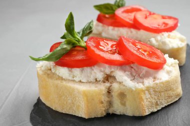 Gri masada lezzetli taze domates bruschettas, closeup