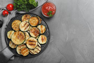 Gri masa üzerinde lezzetli ızgara kabak dilimleri ile Düz yatıyordu kompozisyon. Metin için alan