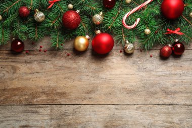 Ahşap arka plan üzerinde Noel dekorasyonu ile Köknar ağacı dalları, düz yatıyordu. Metin için alan