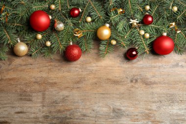 Ahşap arka plan üzerinde Noel dekorasyonu ile Köknar ağacı dalları, düz yatıyordu. Metin için alan
