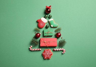 Köknar dalları ve yeşil arka plan üzerinde şenlikli dekorasyon Noel ağacı silueti, düz yatıyordu