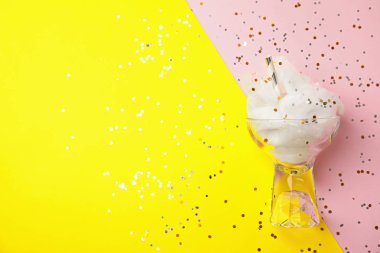 Renkli arka plan üzerinde pamuk şeker ile Cam, üst görünümü. Metin için alan