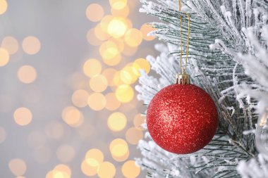 Arka planda bulanık ışıklara karşı dekor ile güzel Noel ağacı. Metin için alan