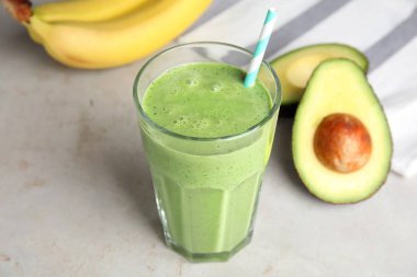 Açık gri masada lezzetli smoothie ve avokado Cam