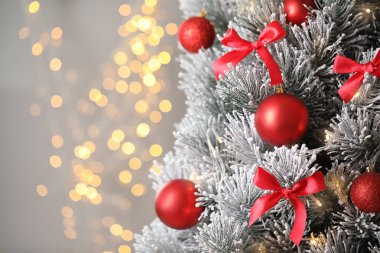 Arka planda bulanık ışıklara karşı dekor ile güzel Noel ağacı. Metin için alan