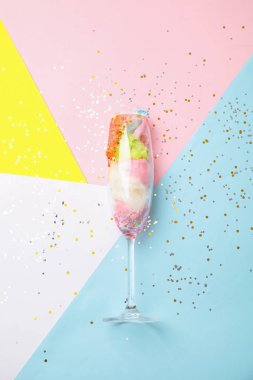 Renkli arka planda pamuk şeker ile Cam, üst görünüm