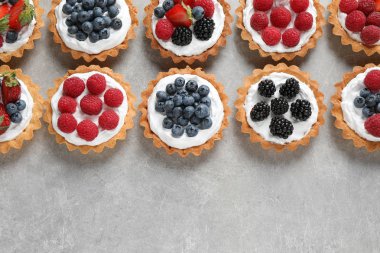 Masada birçok farklı berry tarts, düz metin için boşluk yatıyordu. Lezzetli hamur işleri