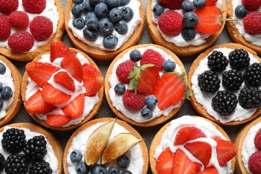 Masada birçok farklı berry tarts, üst görünümü. Lezzetli hamur işleri