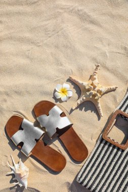 Kum üzerinde farklı plaj aksesuarları ile Düz yatıyordu kompozisyon. Metin için alan