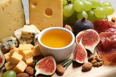 Gemide servis edilen olgun incirli farklı atıştırmalıklar seti