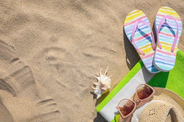 Kum üzerinde farklı plaj aksesuarları ile Düz yatıyordu kompozisyon. Metin için alan