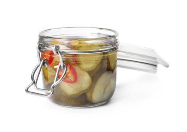 Beyaz arka planda salatalık turşusu ile Kavanoz