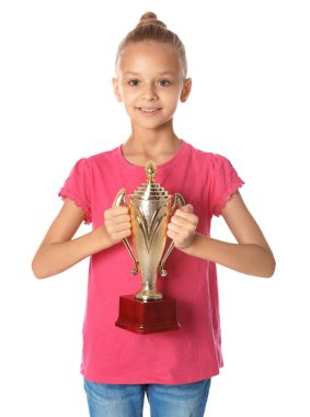 Beyaz arka planda altın kazanan kupa ile Mutlu kız