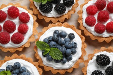Masada birçok farklı berry tarts, üst görünümü. Lezzetli hamur işleri