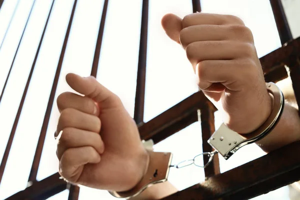 Mężczyzna w kajdankach w więzieniu na zewnątrz, zbliżenie. Prawo karne — Zdjęcie stockowe