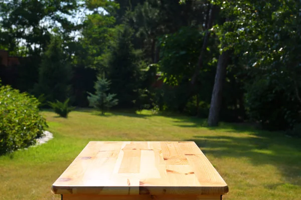Mesa de piquenique de madeira vazia no parque verde, espaço para design — Fotografia de Stock