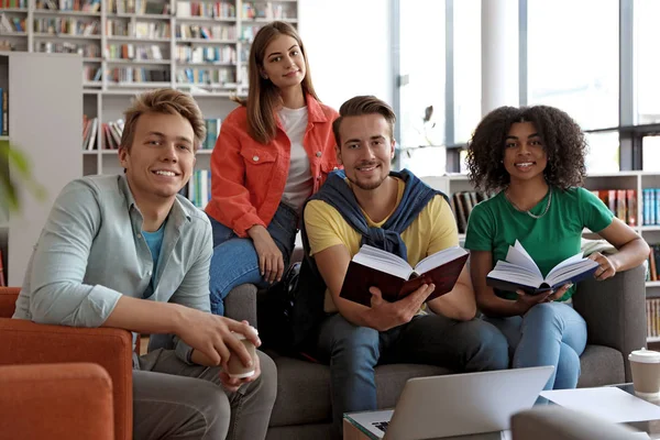 Grupo de jóvenes que estudian en la mesa de la biblioteca —  Fotos de Stock