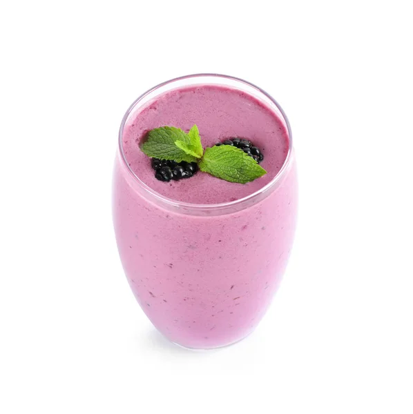 Délicieux smoothie aux mûres en verre sur fond blanc — Photo