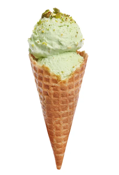 Cono de gofre con helado de pistacho dulce sobre fondo blanco — Foto de Stock