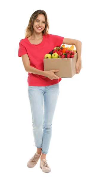 Mujer joven con caja de verduras frescas sobre fondo blanco —  Fotos de Stock
