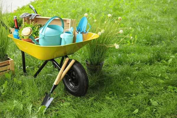 Composición con herramientas de jardinería sobre hierba verde —  Fotos de Stock