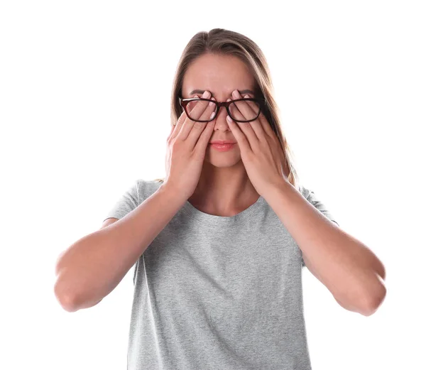 Mujer joven cubriendo los ojos con las manos sobre fondo blanco —  Fotos de Stock