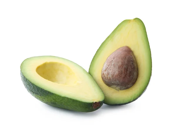 Helften van rijpe avocado met pit op witte achtergrond — Stockfoto