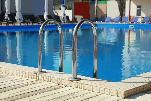 Moderna piscina con escalera en el resort —  Fotos de Stock