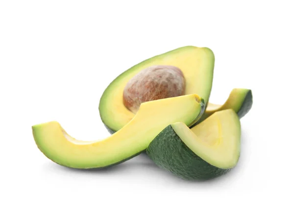 Snijwonden van rijpe avocado op witte achtergrond — Stockfoto