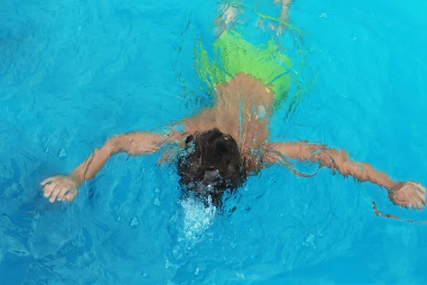 Μικρό παιδί κάτω από το νερό στην εξωτερική πισίνα. Επικίνδυνη κατάσταση — Φωτογραφία Αρχείου