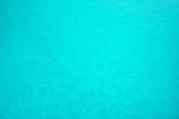 Overflate på svømmebasseng med rent blått vann som bakgrunn – stockfoto