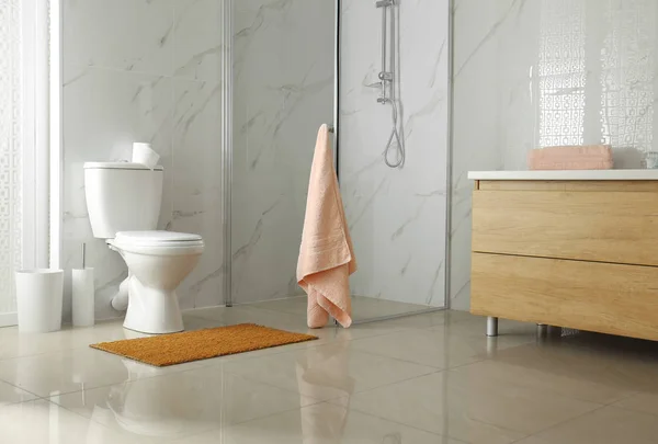 Toalete perto de chuveiro stall no interior do banheiro moderno — Fotografia de Stock
