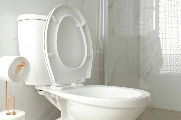 Toilet kom in de buurt van douchecabine in moderne badkamer interieur — Stockfoto