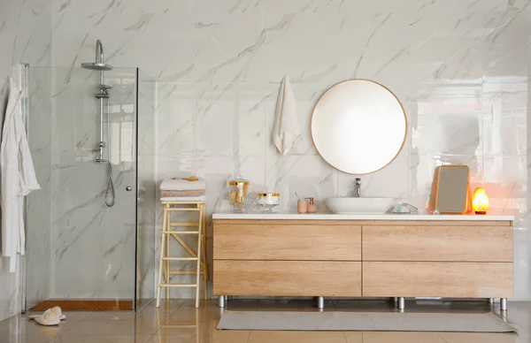 Modernes Badezimmer mit Duschkabine, Waschbecken und rundem Spiegel — Stockfoto
