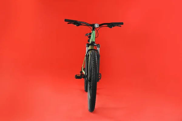 Bicicleta moderna sobre fondo rojo. Estilo de vida saludable — Foto de Stock