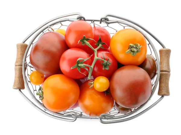 Top uitzicht van verse rijpe gele en rode tomaten in metalen mand op witte achtergrond — Stockfoto
