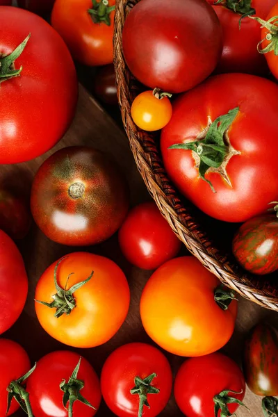テーブルの上に新鮮な熟したトマトとフラットレイ組成物 — ストック写真