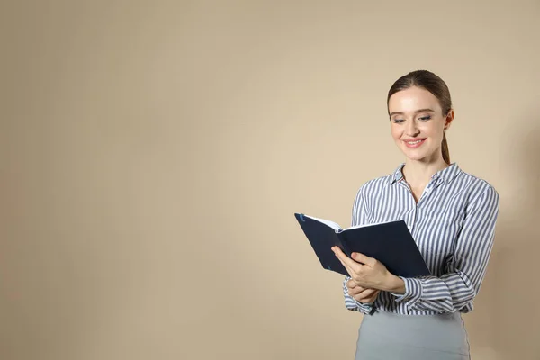 Potret guru wanita muda dengan latar belakang berwarna krem. Ruang untuk teks — Stok Foto