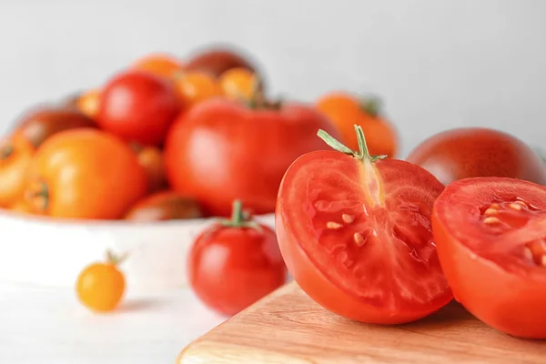 Frische reife Tomaten auf Holzbrett, Nahaufnahme. Raum für Text — Stockfoto