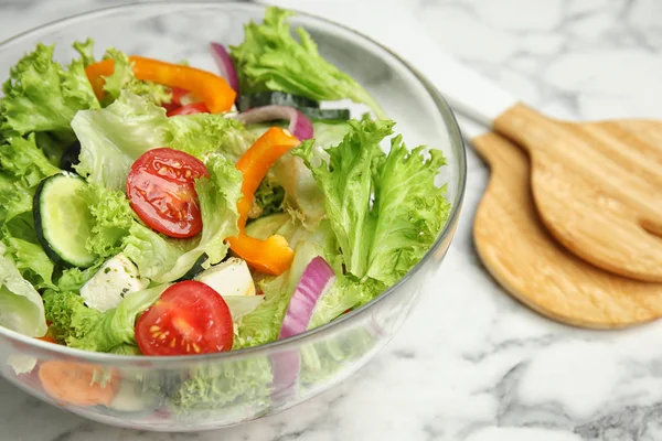 Salada grega fresca saborosa na mesa de mármore branco, close-up — Fotografia de Stock