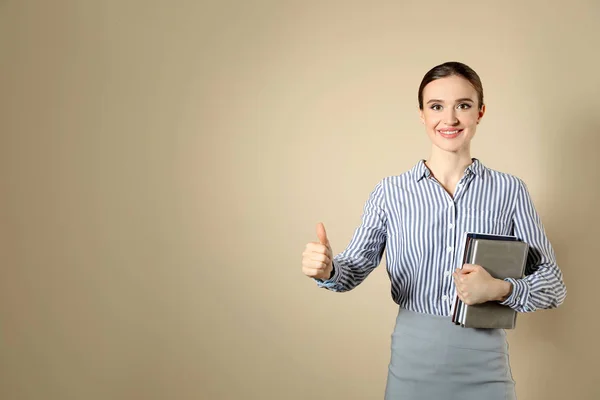 Retrato de una joven profesora sobre fondo beige. Espacio para texto —  Fotos de Stock