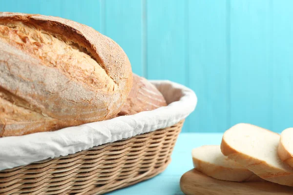 Gustoso pane fresco sul tavolo di legno azzurro, primo piano — Foto Stock