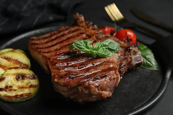 Bord met gegrilde vlees steak op zwarte tafel, close-up — Stockfoto
