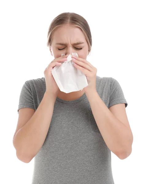 Jeune femme souffrant d'allergie sur fond blanc — Photo