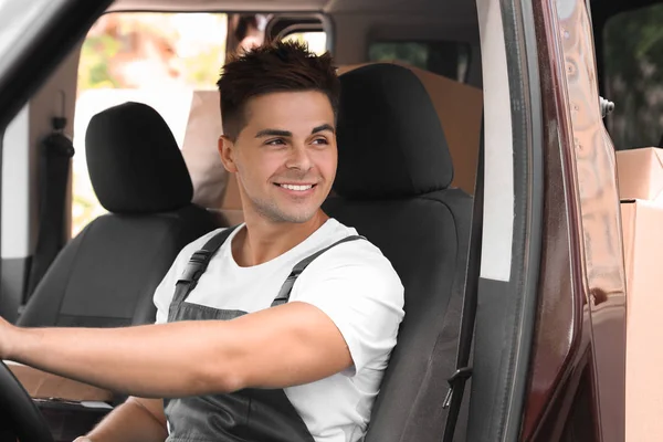 Jovem mensageiro com smartphone no carro de entrega — Fotografia de Stock