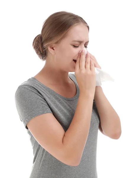 Jovem mulher que sofre de alergia em fundo branco — Fotografia de Stock