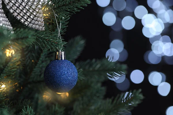 Hermoso árbol de Navidad con decoración contra luces borrosas en el fondo. Espacio para texto —  Fotos de Stock