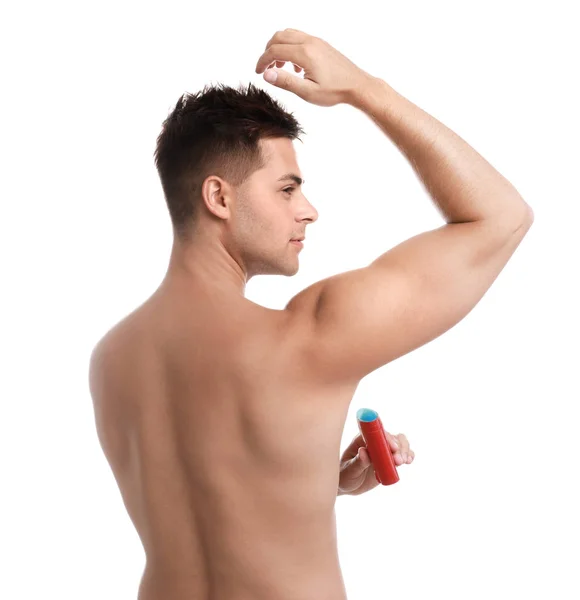 Jonge man die deodorant aanbrengt op oksel op witte achtergrond — Stockfoto