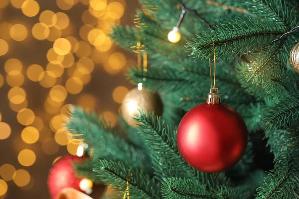 Bela árvore de Natal com decoração contra luzes embaçadas no fundo — Fotografia de Stock