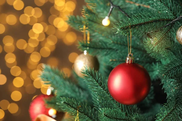 Bellissimo albero di Natale con decorazioni contro luci sfocate sullo sfondo — Foto Stock